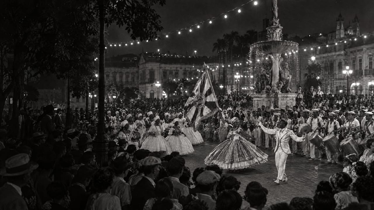 Desfile na Praça Onze em 1932, em preto e branco: a porta-bandeira gira com a bandeira entre baianas e uma multidão.